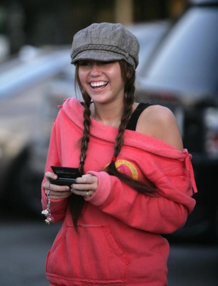 miley-cyrus_COM-studiocity2008aug31-yogurtree0020.jpg